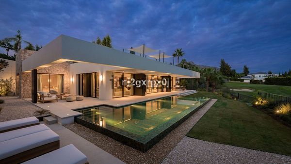 4-bedroom freehold villa in Marbella — photo 1 of 5
