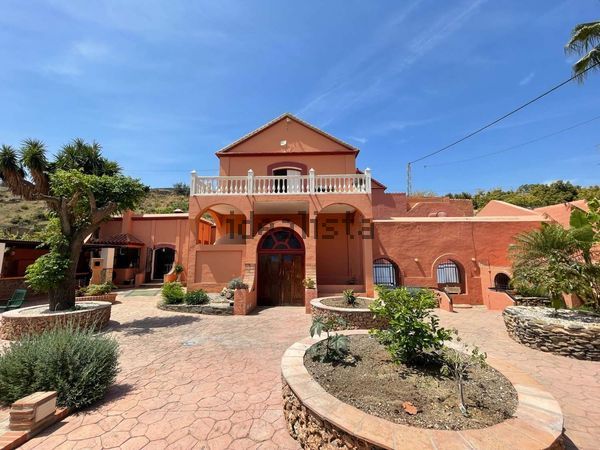 4-bedroom freehold villa in Nerja — photo 1 of 5