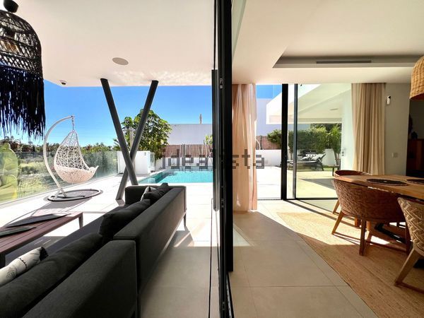 4-bedroom freehold villa in Estepona — photo 1 of 5