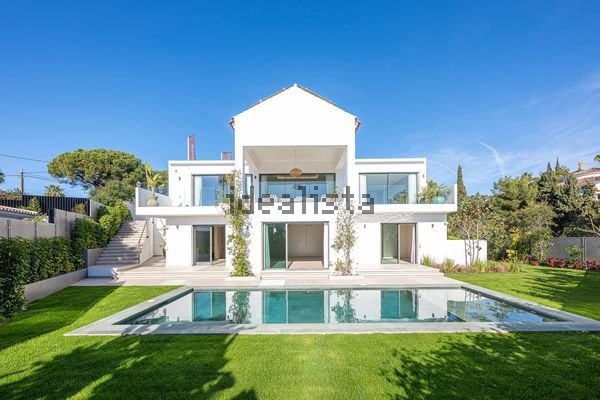 4-bedroom freehold villa in Marbella — photo 1 of 5