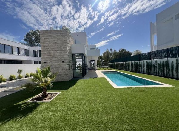 5-bedroom freehold villa in Estepona — photo 2 of 5