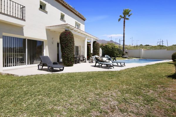 3-bedroom freehold villa in Estepona — photo 3 of 5