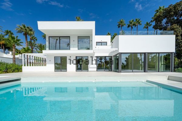 4-bedroom freehold villa in Estepona — photo 1 of 5