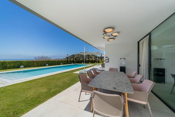 Detached house in Urbanizacion Torre Esteril, Los Arqueros-Puerto del Almendro, Benahavís — image 4