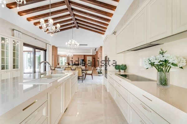 5-bedroom freehold villa in Marbella — photo 5 of 5