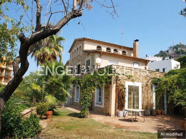 4-bedroom freehold villa in Blanes — photo 1 of 5