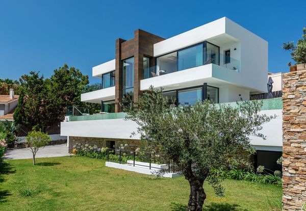 4-bedroom freehold villa in Manilva — photo 1 of 5