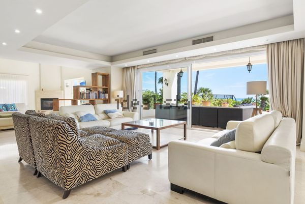 4-bedroom freehold villa in Manilva — photo 3 of 5