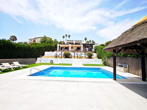 Detached house in Calle del Sueño, 34, Buenas Noches, Estepona — image 4