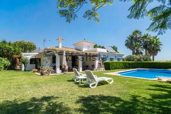 4-bedroom freehold villa in Estepona — photo 2 of 5