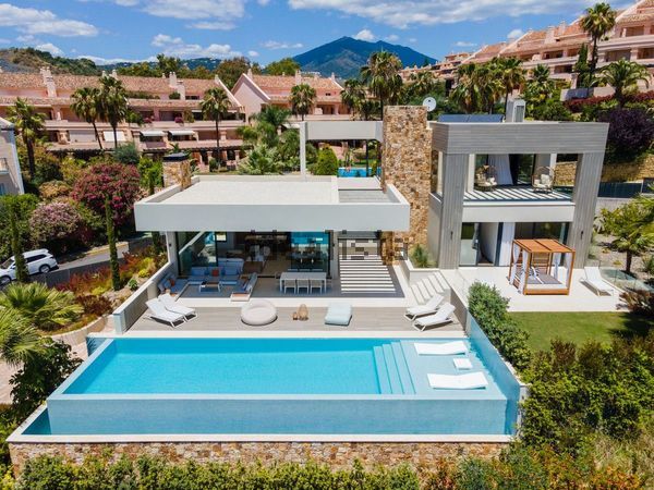 5-bedroom freehold villa in Marbella — photo 1 of 5