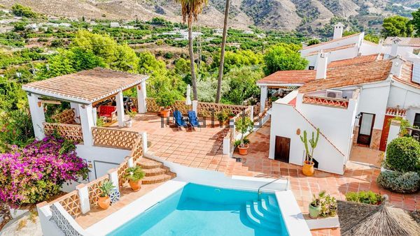 4-bedroom freehold villa in Nerja — photo 2 of 5