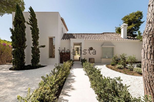 4-bedroom freehold villa in Estepona — photo 1 of 5