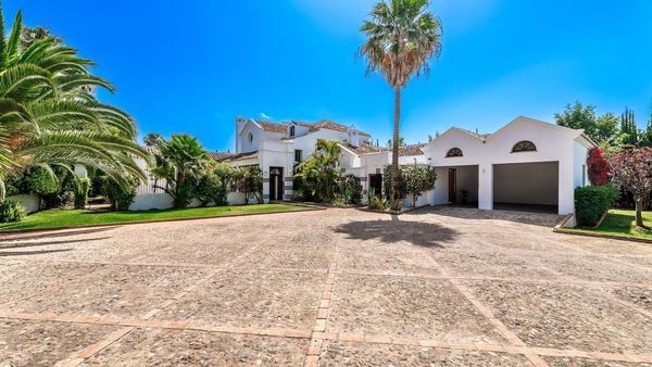 6-bedroom freehold villa in Marbella — photo 3 of 5