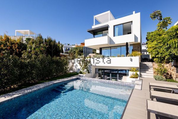 4-bedroom freehold villa in Estepona — photo 1 of 4