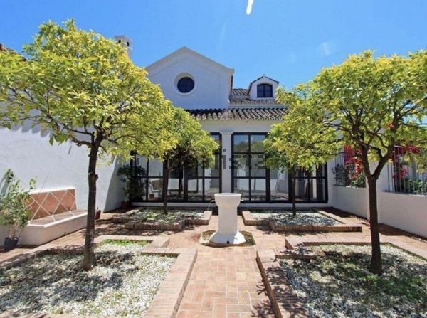 6-bedroom freehold villa in Marbella — photo 5 of 5