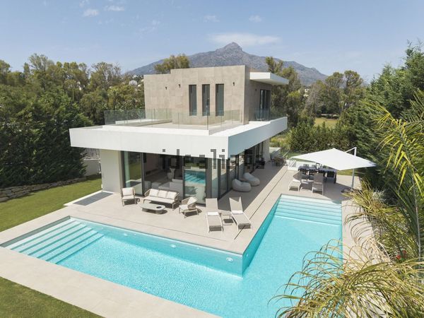 4-bedroom freehold villa in Marbella — photo 1 of 5
