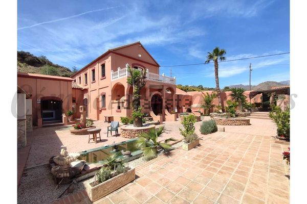 4-bedroom freehold villa in Nerja — photo 1 of 5