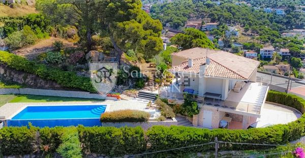 4-bedroom freehold villa in Lloret de Mar — photo 1 of 5