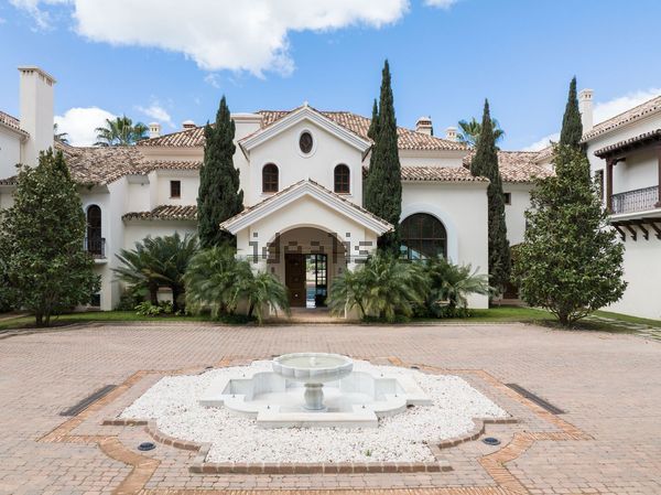 10-bedroom freehold villa in Benahavís — photo 1 of 5