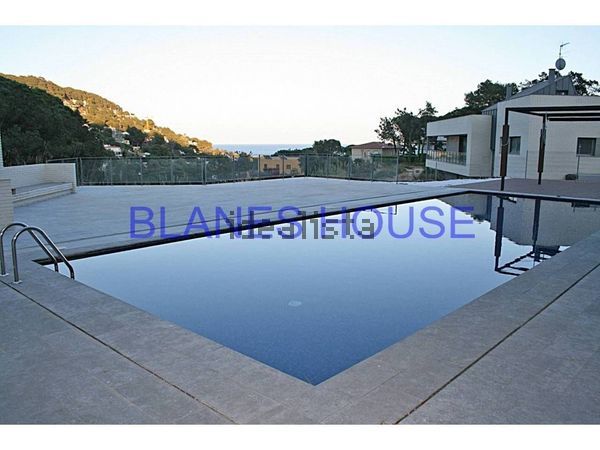 4-bedroom freehold villa in Blanes — photo 2 of 5