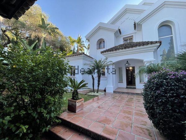 4-bedroom freehold villa in Marbella — photo 1 of 5