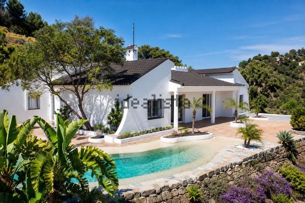 5-bedroom freehold villa in Estepona — photo 1 of 5