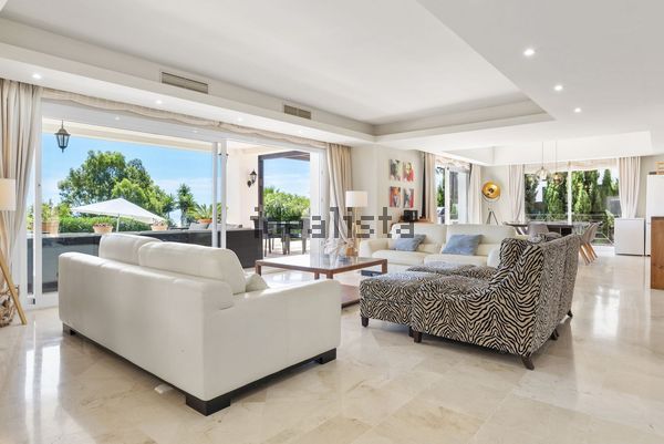 4-bedroom freehold villa in Manilva — photo 5 of 5
