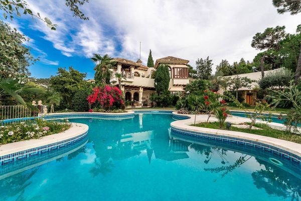 6-bedroom freehold villa in Benahavís — photo 1 of 5