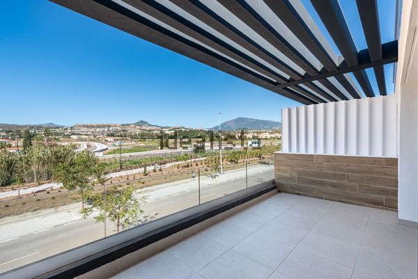 3-bedroom freehold villa in Estepona — photo 1 of 5