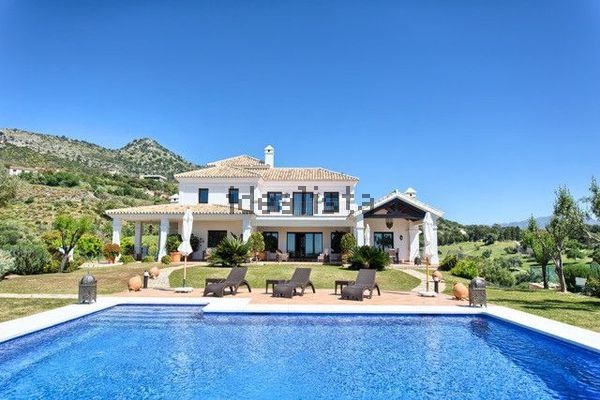 5-bedroom freehold villa in Benahavís — photo 2 of 5