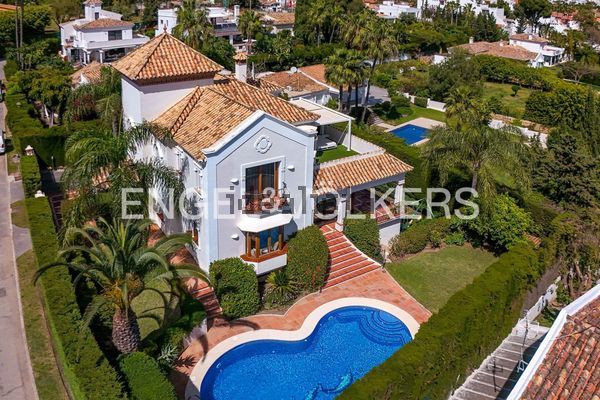 5-bedroom freehold villa in Estepona — photo 1 of 5
