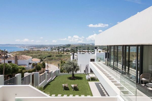 5-bedroom freehold villa in Estepona — photo 1 of 5