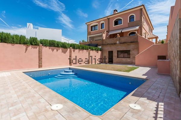 4-bedroom freehold villa in Benalmádena — photo 1 of 5