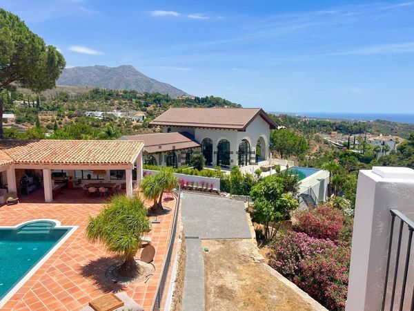 4-bedroom freehold villa in Benahavís — photo 2 of 5