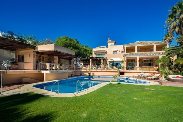 9-bedroom freehold villa in Estepona — photo 1 of 5