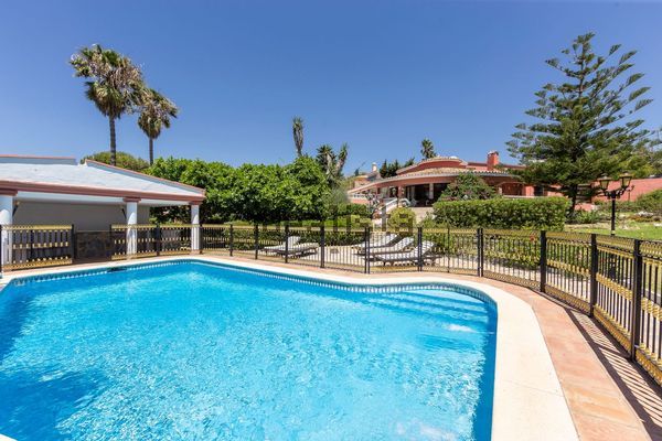 6-bedroom freehold villa in Estepona — photo 1 of 5