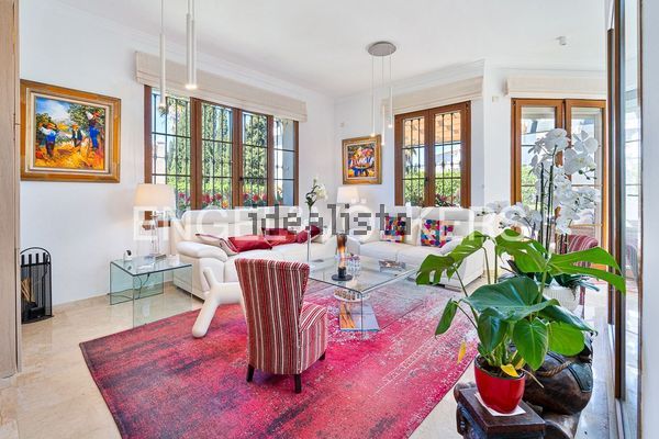Detached house in Avenida de la Resina, La Concha-Resina Golf, Estepona — image 4