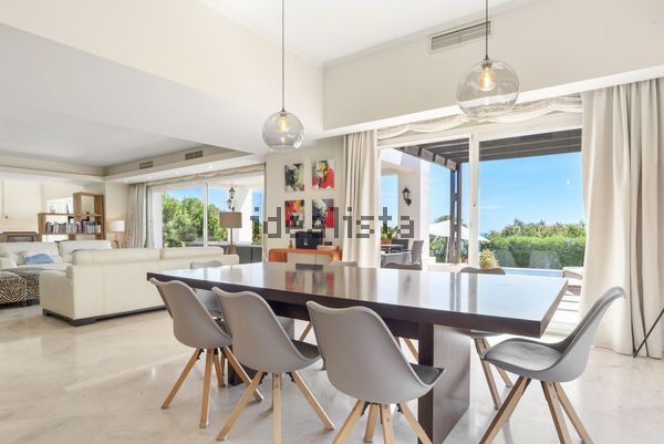 4-bedroom freehold villa in Manilva — photo 2 of 5