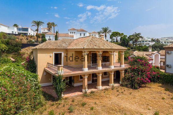 4-bedroom freehold villa in Estepona — photo 1 of 5