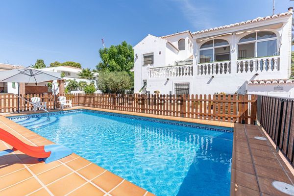 4-bedroom freehold villa in Nerja — photo 1 of 5