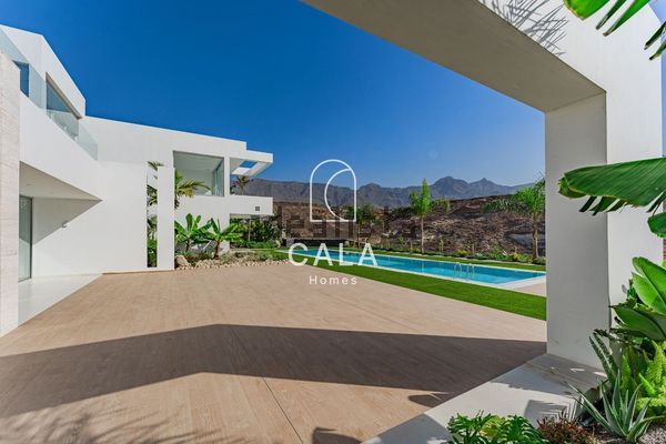 5-bedroom freehold villa in Adeje — photo 1 of 5