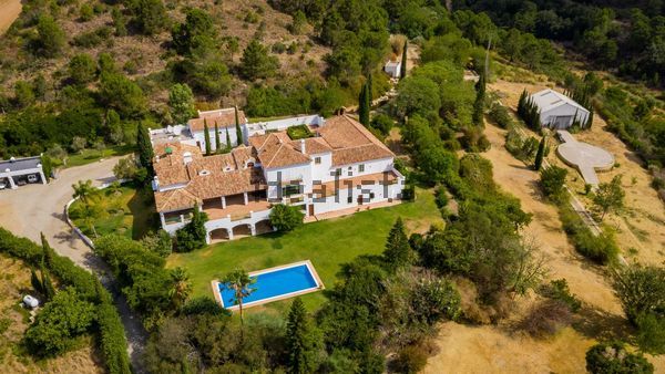 10-bedroom freehold villa in Estepona — photo 3 of 5