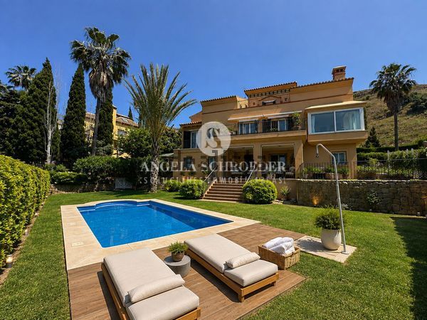 6-bedroom freehold villa in Málaga — photo 1 of 5