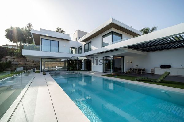 6-bedroom freehold villa in Estepona — photo 1 of 5