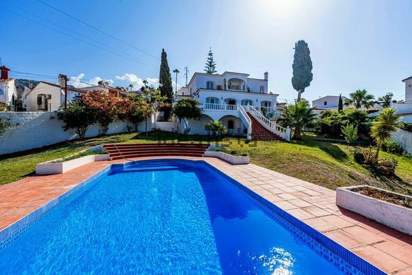 4-bedroom freehold villa in Nerja — photo 1 of 5