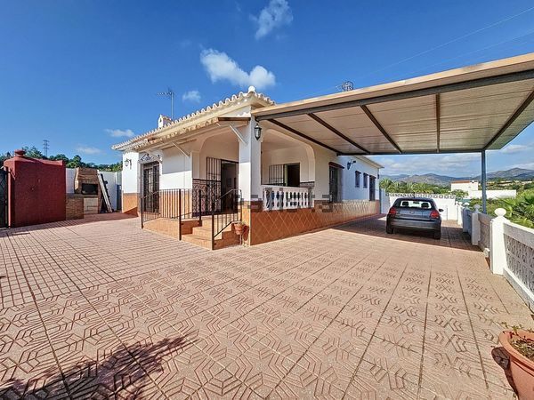 3-bedroom freehold villa in Estepona — photo 1 of 5
