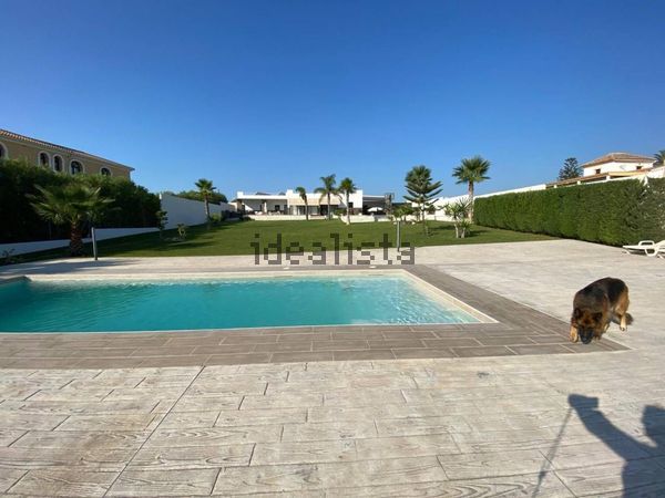 3-bedroom freehold villa in Estepona — photo 1 of 5