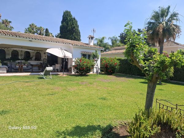 3-bedroom freehold villa in Estepona — photo 1 of 5