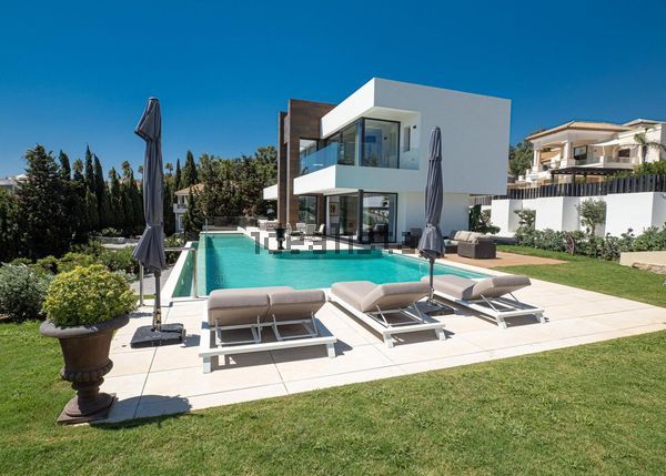 4-bedroom freehold villa in Manilva — photo 3 of 5